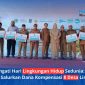 Wakil Gubernur NTB bersama Sekda NTB dan Kadis LH Provinsi NTB melakukan foto bersama dengan para Kepala Desa regional Kebon Kongok setelah prosesi penyerahan simbolis Bantuan Dana Kompensasi Dampak Negatif, Senin (15/6/2026). (Foto: Istimewa)