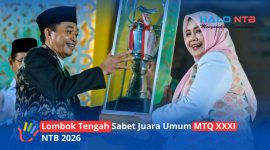 Wakil Gubernur NTB, Hj. Indah Dhamayanti Putri (kanan) menyerahkan piala juara umum kepada Bupati Lombok Tengah, H. Lalu Pathul Bahri (kiri) pada malam penutupan MTQ XXXXI tingkat Provinsi NTB di Bencingah Agung Masmirah, Senin (15/6/2026).(Foto: Istimewa)