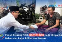 Ketua BAZNAS NTB Dr. Lalu Muhamad Iqbal Murad, M.A. (kiri) saat menyerahkan bantuan sosial kemanusiaan kepada tokoh pejuang NGO, Yusril (kanan) yang sedang sakit, sebagai bentuk nyata kepedulian dan perajut solidaritas antar-sesama.(Foto: Istimewa)