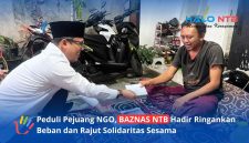 Ketua BAZNAS NTB Dr. Lalu Muhamad Iqbal Murad, M.A. (kiri) saat menyerahkan bantuan sosial kemanusiaan kepada tokoh pejuang NGO, Yusril (kanan) yang sedang sakit, sebagai bentuk nyata kepedulian dan perajut solidaritas antar-sesama.(Foto: Istimewa)