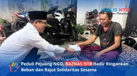 Ketua BAZNAS NTB Dr. Lalu Muhamad Iqbal Murad, M.A. (kiri) saat menyerahkan bantuan sosial kemanusiaan kepada tokoh pejuang NGO, Yusril (kanan) yang sedang sakit, sebagai bentuk nyata kepedulian dan perajut solidaritas antar-sesama.(Foto: Istimewa)