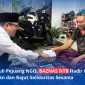 Ketua BAZNAS NTB Dr. Lalu Muhamad Iqbal Murad, M.A. (kiri) saat menyerahkan bantuan sosial kemanusiaan kepada tokoh pejuang NGO, Yusril (kanan) yang sedang sakit, sebagai bentuk nyata kepedulian dan perajut solidaritas antar-sesama.(Foto: Istimewa)