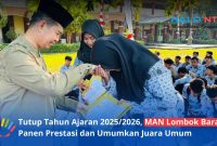 Suasana penyerahan penghargaan oleh Kepala MAN Lombok Barat, H. Kemas Burhan, kepada para siswa/i berprestasi di lingkungan madrasah, Jumat (19/6).(Foto: Istimewa)