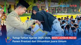 Suasana penyerahan penghargaan oleh Kepala MAN Lombok Barat, H. Kemas Burhan, kepada para siswa/i berprestasi di lingkungan madrasah, Jumat (19/6).(Foto: Istimewa)