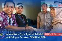 Kepala SMKN 1 Gerung, Hj. Erni Zuhara, M.Pd (kanan) menyerahkan rapor kepada orang tua siswa dalam acara GEMAR (Gerakan Ayah Mengambil Rapor) pada hari Sabtu, (20/6/2026).(Foto: Istimewa)