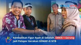 Kepala SMKN 1 Gerung, Hj. Erni Zuhara, M.Pd (kanan) menyerahkan rapor kepada orang tua siswa dalam acara GEMAR (Gerakan Ayah Mengambil Rapor) pada hari Sabtu, (20/6/2026).(Foto: Istimewa)