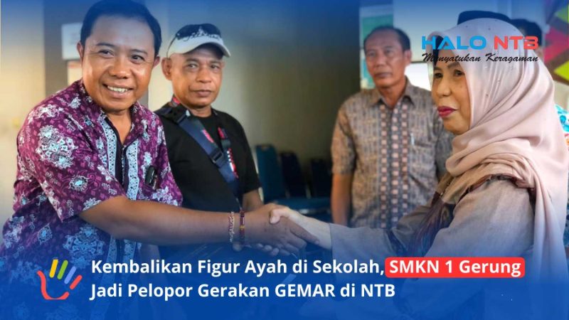 Kepala SMKN 1 Gerung, Hj. Erni Zuhara, M.Pd (kanan) menyerahkan rapor kepada orang tua siswa dalam acara GEMAR (Gerakan Ayah Mengambil Rapor) pada hari Sabtu, (20/6/2026).(Foto: Istimewa)