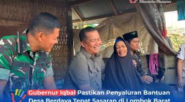 Gubernur NTB, Lalu Muhammad Iqbal, tampak berbincang hangat dengan warga Desa Mekarsari penerima bantuan bedah rumah dan modal usaha.(Foto: Diskominfotik NTB)