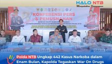 Kapolda NTB Irjen Pol. Kalingga Rendra Raharja, S.E., M.H., bersama unsur Forkopimda dan para pemangku kepentingan menggelar konferensi pers dan pemusnahan barang bukti narkoba serta miras hasil operasi Januari-Juni 2026 di Tribun Bhara Daksa Polda NTB, Jumat (26/06/2026).(Foto: Istimewa)