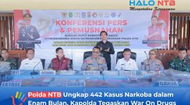 Kapolda NTB Irjen Pol. Kalingga Rendra Raharja, S.E., M.H., bersama unsur Forkopimda dan para pemangku kepentingan menggelar konferensi pers dan pemusnahan barang bukti narkoba serta miras hasil operasi Januari-Juni 2026 di Tribun Bhara Daksa Polda NTB, Jumat (26/06/2026).(Foto: Istimewa)