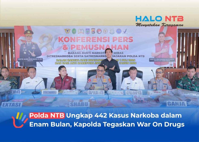 Kapolda NTB Irjen Pol. Kalingga Rendra Raharja, S.E., M.H., bersama unsur Forkopimda dan para pemangku kepentingan menggelar konferensi pers dan pemusnahan barang bukti narkoba serta miras hasil operasi Januari-Juni 2026 di Tribun Bhara Daksa Polda NTB, Jumat (26/06/2026).(Foto: Istimewa)
