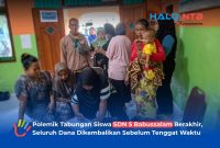 Para orang tua/wali siswa saat mengantre untuk proses verifikasi dan menerima pengembalian dana tabungan di SDN 1 Babussalam, Kamis (26/6).(Foto: Istimewa)