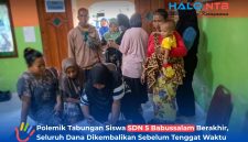 Para orang tua/wali siswa saat mengantre untuk proses verifikasi dan menerima pengembalian dana tabungan di SDN 1 Babussalam, Kamis (26/6).(Foto: Istimewa)