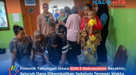 Para orang tua/wali siswa saat mengantre untuk proses verifikasi dan menerima pengembalian dana tabungan di SDN 1 Babussalam, Kamis (26/6).(Foto: Istimewa)