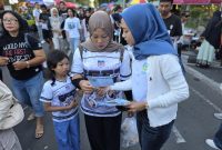 Pelanggan memanfaatkan layanan PLN Mobile untuk mengajukan tambah daya listrik melalui program Promo Power Meilaju Lebih Terang 2026 yang mendapat antusiasme tinggi di Nusa Tenggara Barat. (Dok. PLN)
