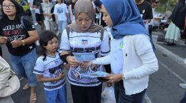 Pelanggan memanfaatkan layanan PLN Mobile untuk mengajukan tambah daya listrik melalui program Promo Power Meilaju Lebih Terang 2026 yang mendapat antusiasme tinggi di Nusa Tenggara Barat. (Dok. PLN)