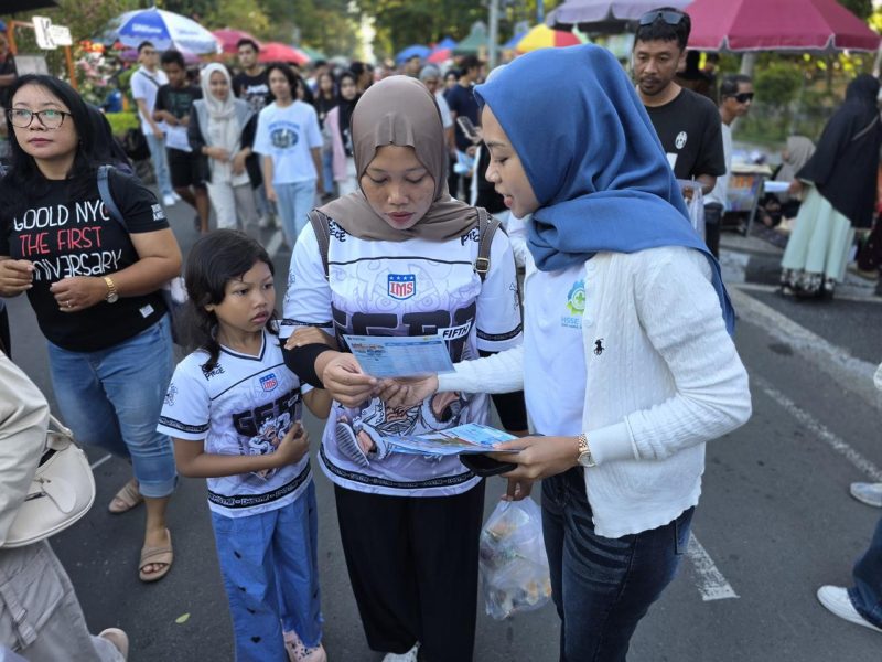 Pelanggan memanfaatkan layanan PLN Mobile untuk mengajukan tambah daya listrik melalui program Promo Power Meilaju Lebih Terang 2026 yang mendapat antusiasme tinggi di Nusa Tenggara Barat. (Dok. PLN)