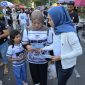 Pelanggan memanfaatkan layanan PLN Mobile untuk mengajukan tambah daya listrik melalui program Promo Power Meilaju Lebih Terang 2026 yang mendapat antusiasme tinggi di Nusa Tenggara Barat. (Dok. PLN)