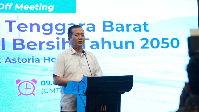 Gubernur NTB Lalu Muhammad Iqbal memberikan sambutan sekaligus menegaskan komitmen Pemerintah Provinsi NTB dalam mempercepat transisi energi menuju target Emisi Nol Bersih (Net Zero Emission) tahun 2050 atau lebih cepat. (Dok. PLN)