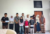 Penyerahan santunan kepada anak-anak yatim oleh YBM PLN UIW NTB di Aula Kantor Camat Batukliang Utara, Lombok Tengah, sebagai bentuk kepedulian sosial dan pemanfaatan dana ZISWAF untuk masyarakat. (Dok. PLN)