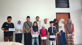 Penyerahan santunan kepada anak-anak yatim oleh YBM PLN UIW NTB di Aula Kantor Camat Batukliang Utara, Lombok Tengah, sebagai bentuk kepedulian sosial dan pemanfaatan dana ZISWAF untuk masyarakat. (Dok. PLN)