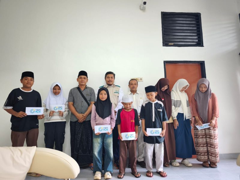 Penyerahan santunan kepada anak-anak yatim oleh YBM PLN UIW NTB di Aula Kantor Camat Batukliang Utara, Lombok Tengah, sebagai bentuk kepedulian sosial dan pemanfaatan dana ZISWAF untuk masyarakat. (Dok. PLN)