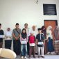 Penyerahan santunan kepada anak-anak yatim oleh YBM PLN UIW NTB di Aula Kantor Camat Batukliang Utara, Lombok Tengah, sebagai bentuk kepedulian sosial dan pemanfaatan dana ZISWAF untuk masyarakat. (Dok. PLN)