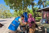 Penyerahan bantuan modal usaha oleh YBM PLN UP3 Bima kepada perempuan pelaku usaha mikro di Kelurahan Ni’u dan Rabangodu Selatan dalam rangka memperingati Hari Lahir Pancasila. (Dok. PLN)