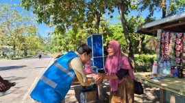 Penyerahan bantuan modal usaha oleh YBM PLN UP3 Bima kepada perempuan pelaku usaha mikro di Kelurahan Ni’u dan Rabangodu Selatan dalam rangka memperingati Hari Lahir Pancasila. (Dok. PLN)