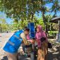 Penyerahan bantuan modal usaha oleh YBM PLN UP3 Bima kepada perempuan pelaku usaha mikro di Kelurahan Ni’u dan Rabangodu Selatan dalam rangka memperingati Hari Lahir Pancasila. (Dok. PLN)