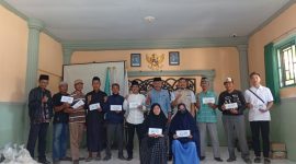 YBM PLN UIW NTB menyalurkan bantuan kepada 18 guru ngaji dan penyandang disabilitas di Lombok sebagai wujud kepedulian sosial dan pemberdayaan masyarakat. (Dok. PLN)
