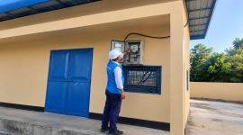 Petugas PLN melakukan penyalaan jaringan listrik pada salah satu lokasi pompanisasi di Kabupaten Sumbawa guna mendukung sistem irigasi pertanian dan peningkatan produktivitas petani. (Dok. PLN)