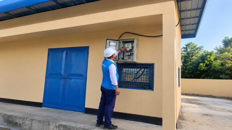 Petugas PLN melakukan penyalaan jaringan listrik pada salah satu lokasi pompanisasi di Kabupaten Sumbawa guna mendukung sistem irigasi pertanian dan peningkatan produktivitas petani. (Dok. PLN)