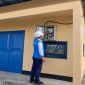 Petugas PLN melakukan penyalaan jaringan listrik pada salah satu lokasi pompanisasi di Kabupaten Sumbawa guna mendukung sistem irigasi pertanian dan peningkatan produktivitas petani. (Dok. PLN)