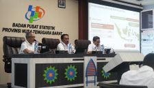 Kepala BPS Provinsi NTB, Dr. Drs. Wahyudin, M.M. (tengah), saat menyampaikan Berita Resmi Statistik (BRS) di Aula Tambora BPS NTB, Mataram, Selasa (2/6/2026). (Foto: Istimewa).
