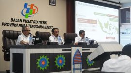 Kepala BPS Provinsi NTB, Dr. Drs. Wahyudin, M.M. (tengah), saat menyampaikan Berita Resmi Statistik (BRS) di Aula Tambora BPS NTB, Mataram, Selasa (2/6/2026). (Foto: Istimewa).