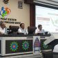 Kepala BPS Provinsi NTB, Dr. Drs. Wahyudin, M.M. (tengah), saat menyampaikan Berita Resmi Statistik (BRS) di Aula Tambora BPS NTB, Mataram, Selasa (2/6/2026). (Foto: Istimewa).