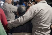 Terduga pelaku pelecehan anak di Kuripan, saat diamankan pihak kepolisian dan dibawa menuju Polres Lombok Barat pada Sabtu (30/5/2026).