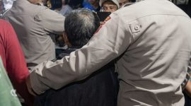 Terduga pelaku pelecehan anak di Kuripan, saat diamankan pihak kepolisian dan dibawa menuju Polres Lombok Barat pada Sabtu (30/5/2026).