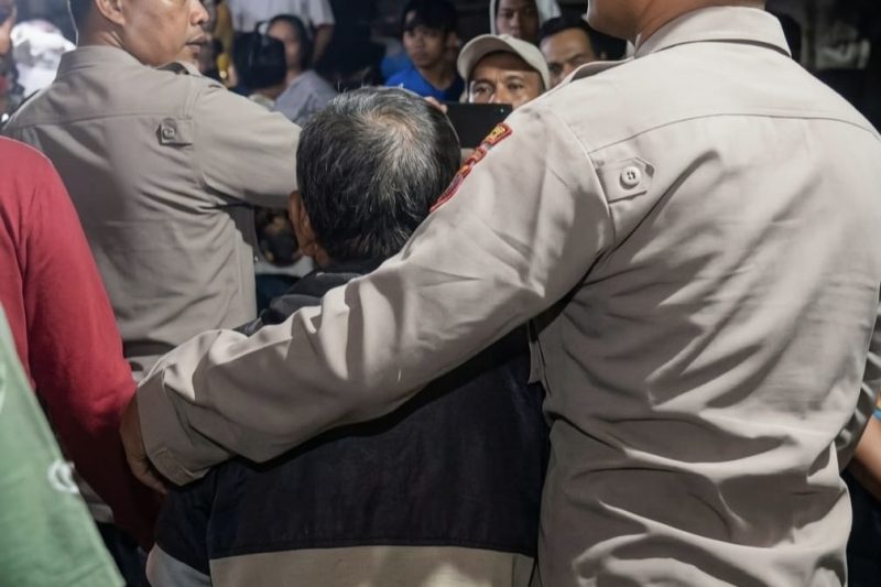 Terduga pelaku pelecehan anak di Kuripan, saat diamankan pihak kepolisian dan dibawa menuju Polres Lombok Barat pada Sabtu (30/5/2026).