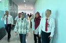 Tim Verifikator Kementerian Kesehatan RI dipimpin dr. Else Mutiara Sihotang, Sp.PK didampingi Direktur RSUP NTB drg. H. Asrul Sani, M.Kes. meninjau koridor fasilitas pendidikan saat verifikasi lapangan Rumah Sakit Pendidikan, Jumat (29/5/2026). (Foto: Diskominfotik NTB)