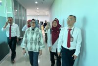 Tim Verifikator Kementerian Kesehatan RI dipimpin dr. Else Mutiara Sihotang, Sp.PK didampingi Direktur RSUP NTB drg. H. Asrul Sani, M.Kes. meninjau koridor fasilitas pendidikan saat verifikasi lapangan Rumah Sakit Pendidikan, Jumat (29/5/2026). (Foto: Diskominfotik NTB)