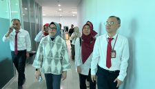 Tim Verifikator Kementerian Kesehatan RI dipimpin dr. Else Mutiara Sihotang, Sp.PK didampingi Direktur RSUP NTB drg. H. Asrul Sani, M.Kes. meninjau koridor fasilitas pendidikan saat verifikasi lapangan Rumah Sakit Pendidikan, Jumat (29/5/2026). (Foto: Diskominfotik NTB)