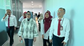 Tim Verifikator Kementerian Kesehatan RI dipimpin dr. Else Mutiara Sihotang, Sp.PK didampingi Direktur RSUP NTB drg. H. Asrul Sani, M.Kes. meninjau koridor fasilitas pendidikan saat verifikasi lapangan Rumah Sakit Pendidikan, Jumat (29/5/2026). (Foto: Diskominfotik NTB)