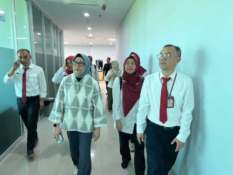 Tim Verifikator Kementerian Kesehatan RI dipimpin dr. Else Mutiara Sihotang, Sp.PK didampingi Direktur RSUP NTB drg. H. Asrul Sani, M.Kes. meninjau koridor fasilitas pendidikan saat verifikasi lapangan Rumah Sakit Pendidikan, Jumat (29/5/2026). (Foto: Diskominfotik NTB)