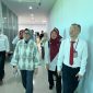 Tim Verifikator Kementerian Kesehatan RI dipimpin dr. Else Mutiara Sihotang, Sp.PK didampingi Direktur RSUP NTB drg. H. Asrul Sani, M.Kes. meninjau koridor fasilitas pendidikan saat verifikasi lapangan Rumah Sakit Pendidikan, Jumat (29/5/2026). (Foto: Diskominfotik NTB)