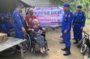 Dalam rangka menyambut HUT Bhayangkara ke-80, Ditpolairud Polda NTB menggelar aksi bakti sosial berupa pemberian bantuan kursi roda kepada warga lansia di wilayah pesisir Sekotong, Lombok Barat, Kamis (25/6/2026).(Foto: Istimewa)