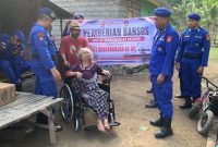 Dalam rangka menyambut HUT Bhayangkara ke-80, Ditpolairud Polda NTB menggelar aksi bakti sosial berupa pemberian bantuan kursi roda kepada warga lansia di wilayah pesisir Sekotong, Lombok Barat, Kamis (25/6/2026).(Foto: Istimewa)