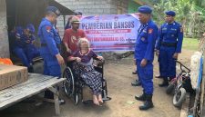 Dalam rangka menyambut HUT Bhayangkara ke-80, Ditpolairud Polda NTB menggelar aksi bakti sosial berupa pemberian bantuan kursi roda kepada warga lansia di wilayah pesisir Sekotong, Lombok Barat, Kamis (25/6/2026).(Foto: Istimewa)