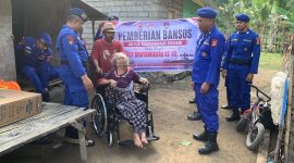 Dalam rangka menyambut HUT Bhayangkara ke-80, Ditpolairud Polda NTB menggelar aksi bakti sosial berupa pemberian bantuan kursi roda kepada warga lansia di wilayah pesisir Sekotong, Lombok Barat, Kamis (25/6/2026).(Foto: Istimewa)